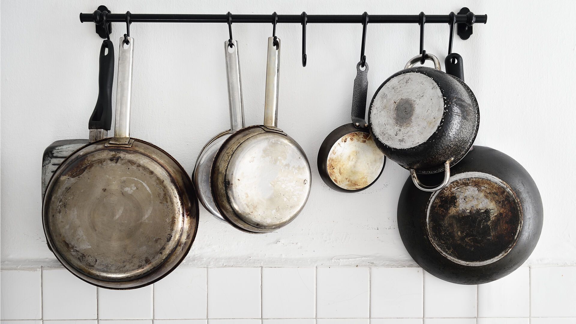 Не псуйте антипригарне покриття на сковорідці: що потрібно зробити з посудом перед готування страв