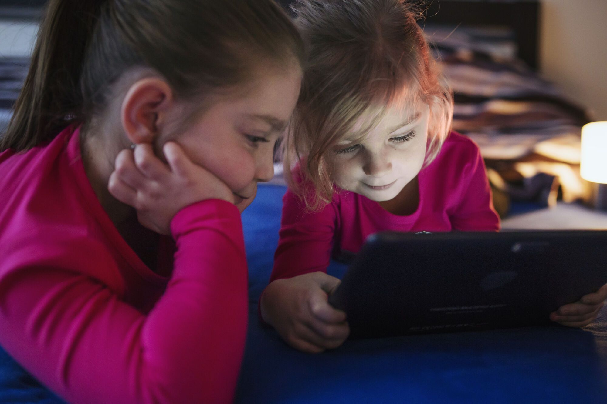 ''Сначала детей учат на планшетах, а потом удивляются, что они не могут пересказать несколько абзацев'': клинический психолог объяснил вред гаджетов
