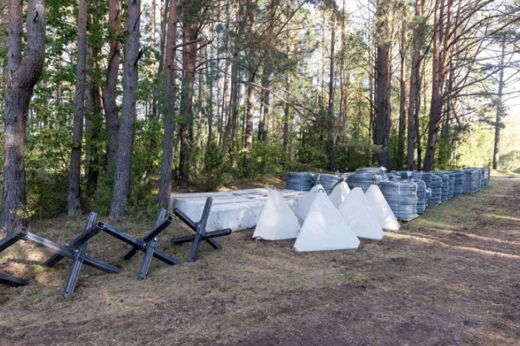 Колючий дріт і бетонні блоки: країни Балтії зміцнюють кордон з Росією – FT