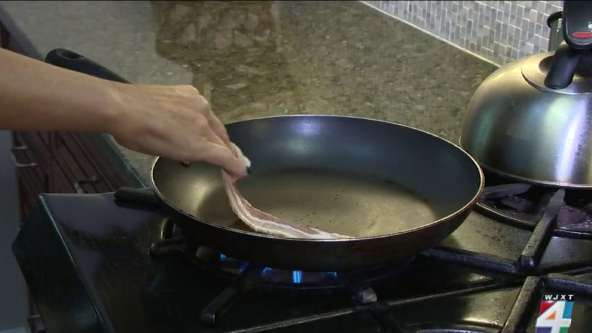 Не портите антипригарное покрытие на сковороде: что нужно сделать с посудой перед приготовлением блюд