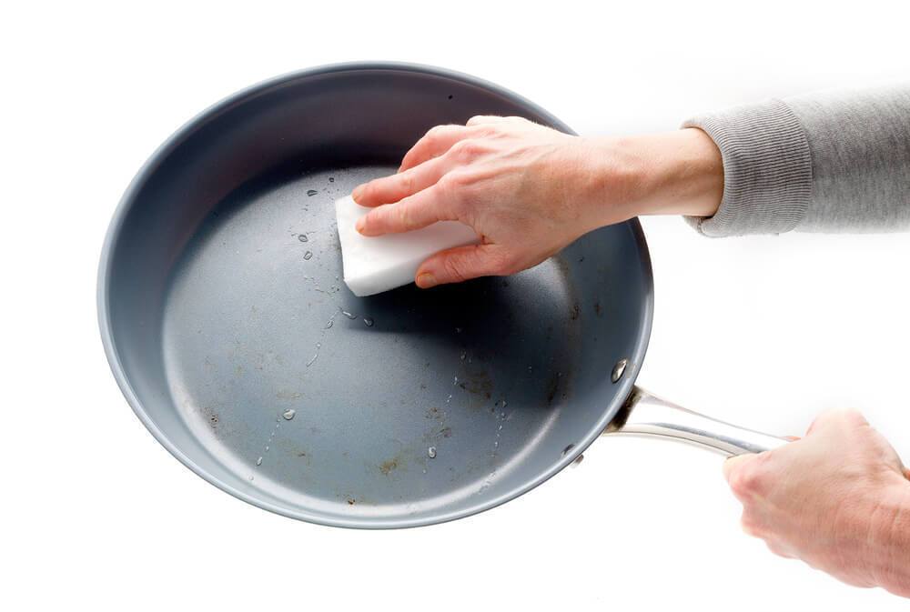 Не портите антипригарное покрытие на сковороде: что нужно сделать с посудой перед приготовлением блюд