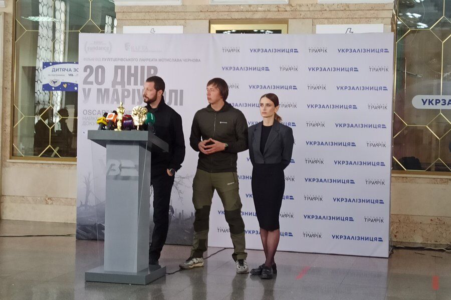 Режисер "20 днів у Маріуполі" Мстислав Чернов, якому аплодував Голлівуд, привіз перший "Оскар" в Україну. Фото