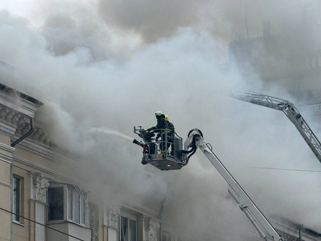 Дым, огонь и обломки везде: появилось видео первых минут после удара РФ по жилому дому в центре Днепра
