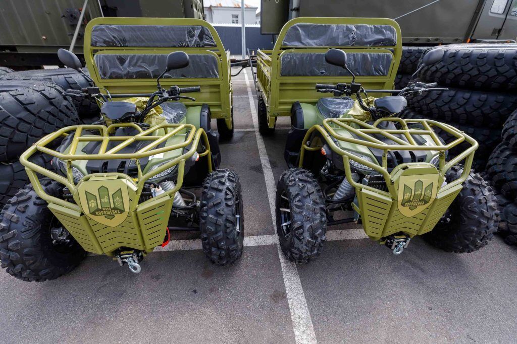 Эвакуационные квадроциклы, FPV-дроны и зарядные станции для РЭБ: воины на фронте получат новую помощь от Фонда Порошенко