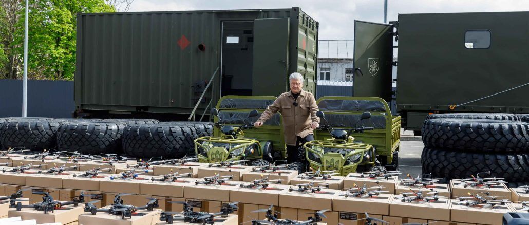 Евакуаційні квадроцикли, FPV-дрони та зарядні станції для РЕБ: воїни на фронті отримають нову допомогу від Фонду Порошенка
