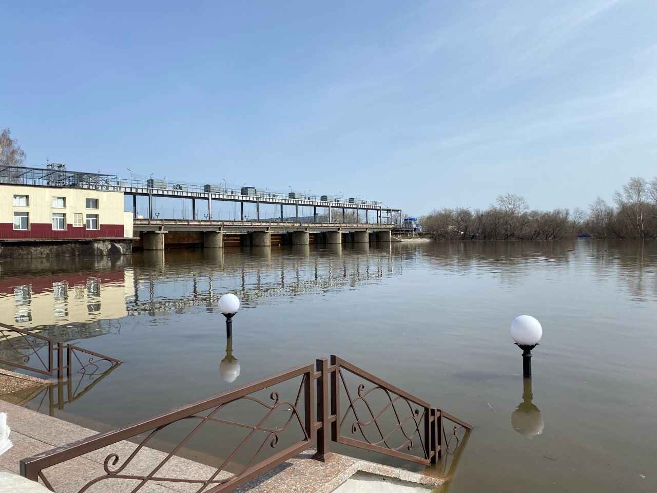 Затоплены несколько микрорайонов: город Курган в РФ продолжает уходить под воду. Фото и видео