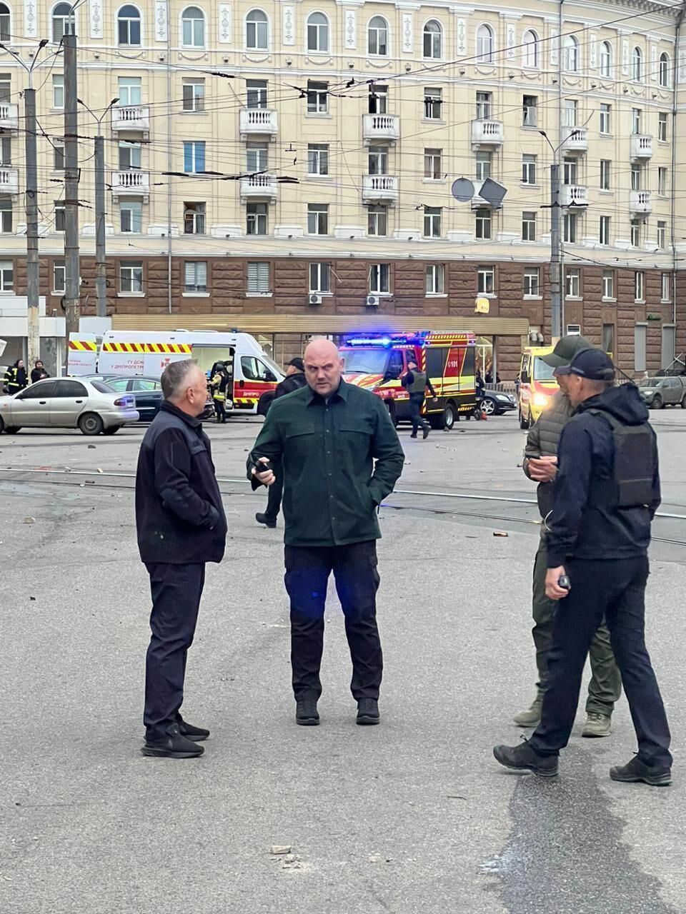 Дым, огонь и обломки везде: появилось видео первых минут после удара РФ по жилому дому в центре Днепра