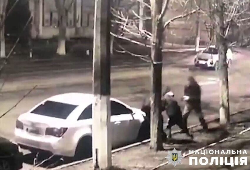 У центрі Києва вдарили цеглиною і пограбували військового: судитимуть двох зловмисників. Фото і відео qkxiqdxiqdeihrant