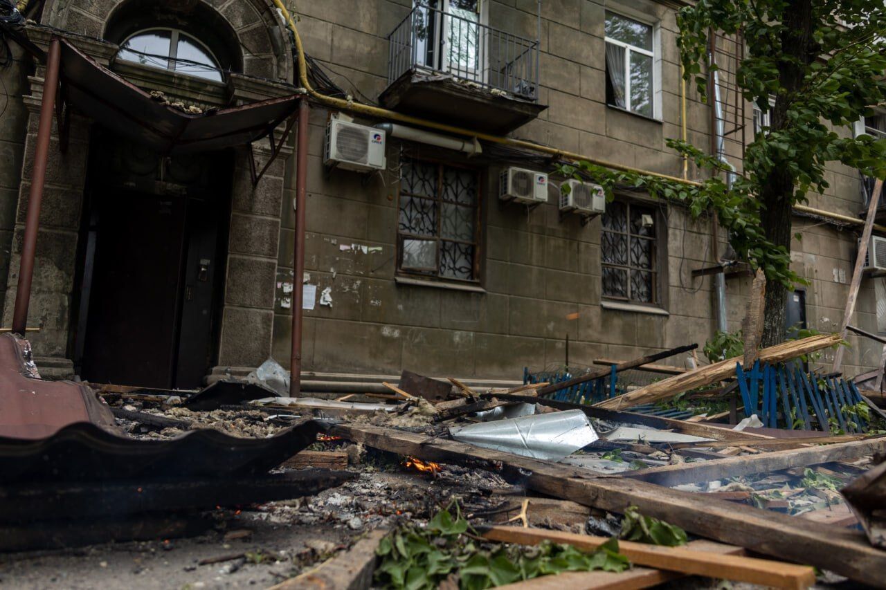 Понівечені квартири, авто та дитячий майданчик: як виглядає двір пошкодженого ударом РФ будинку в Дніпрі. Відео