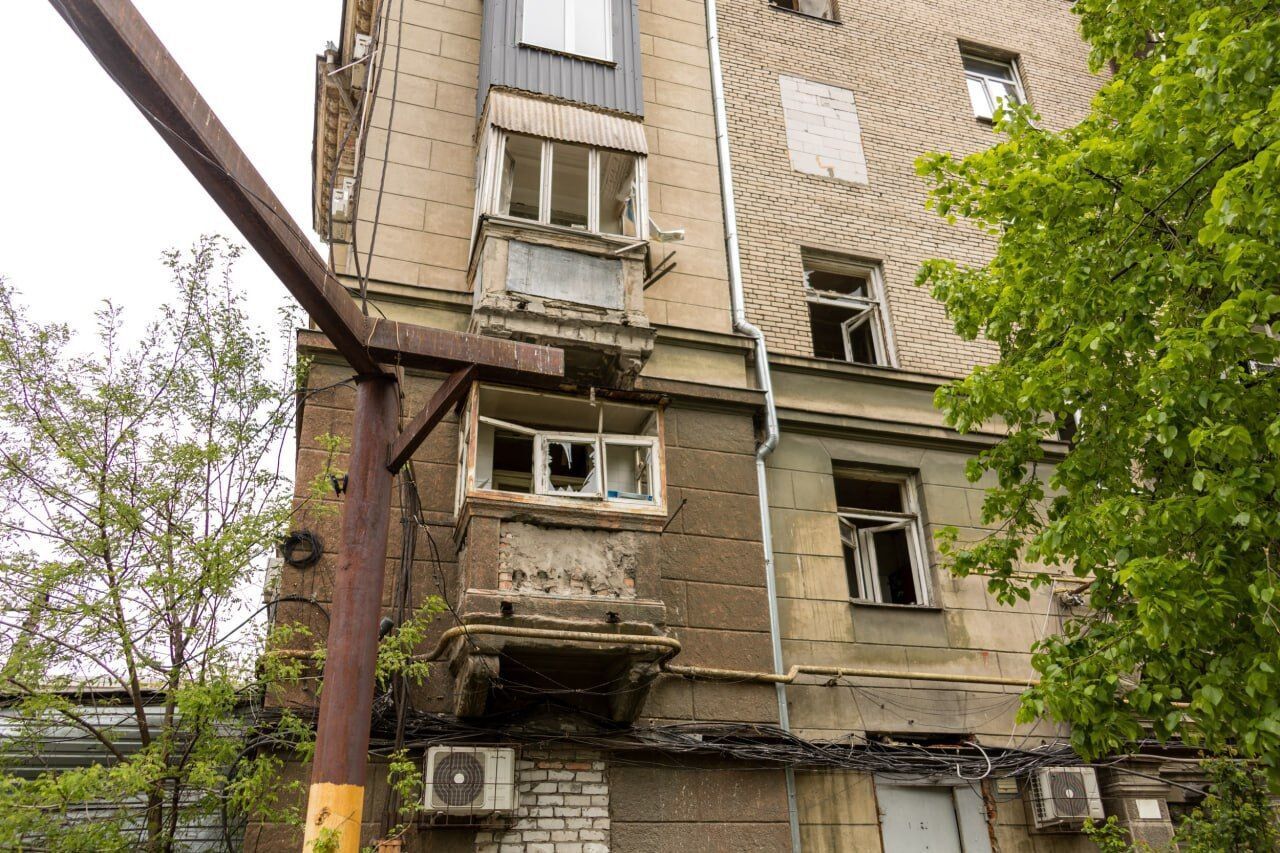 Понівечені квартири, авто та дитячий майданчик: як виглядає двір пошкодженого ударом РФ будинку в Дніпрі. Відео