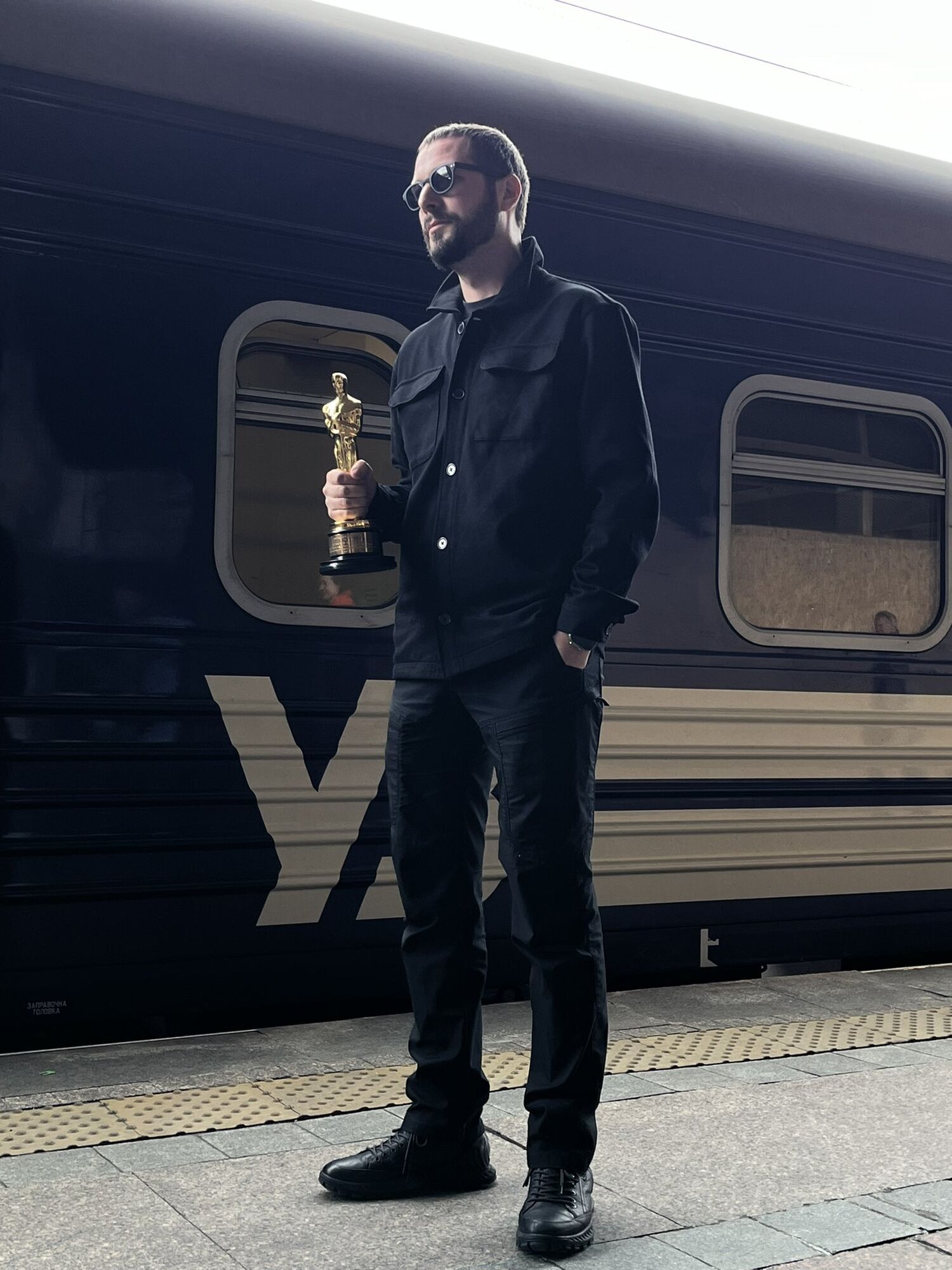 Режиссер "20 дней в Мариуполе" Мстислав Чернов, которому аплодировал Голливуд, привез первый "Оскар" в Украину. Фото