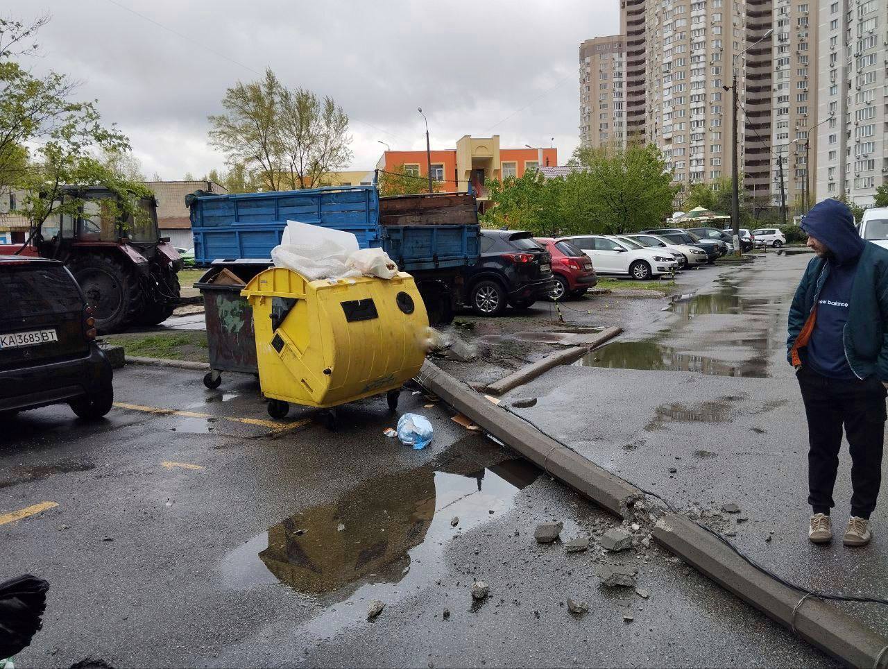 У Києві трактор зачепив та повалив бетонний стовп: пошкоджено кілька легковиків. Фото