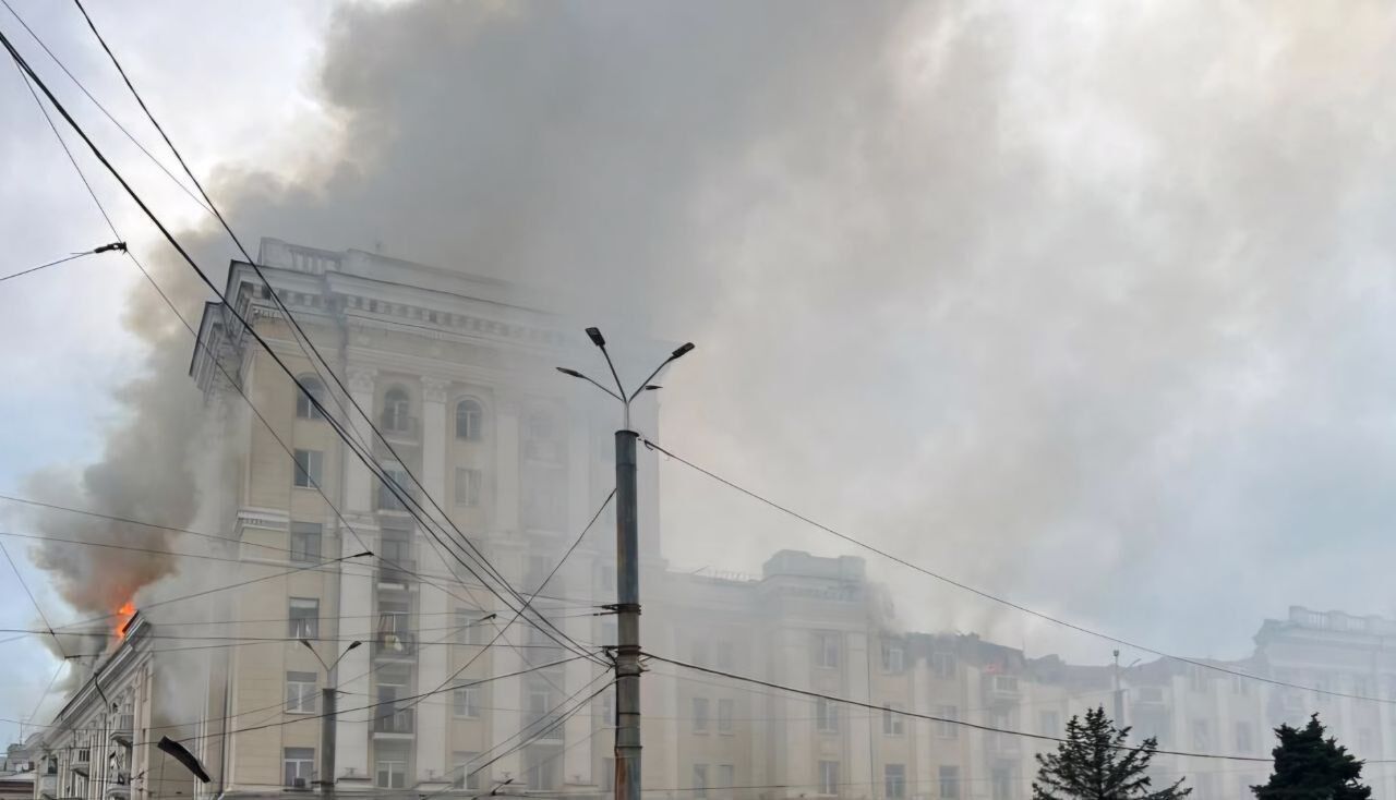 Росія вдарила по Дніпру, є приліт у п'ятиповерхівку: дві людини загинули, десятки поранені, розбір завалів триває. Фото і відео