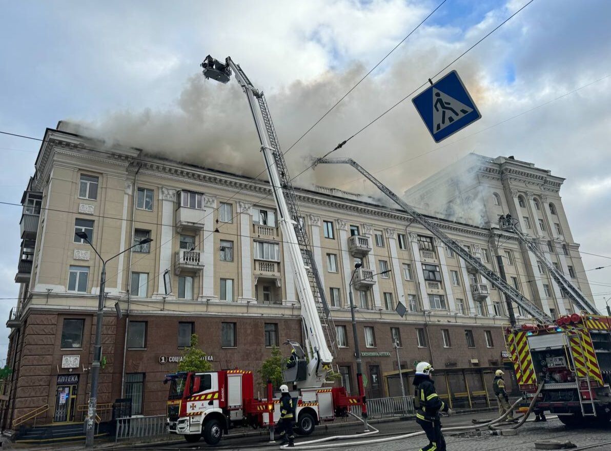 Росія вдарила по Дніпру, є приліт у п'ятиповерхівку: дві людини загинули, десятки поранені, розбір завалів триває. Фото і відео