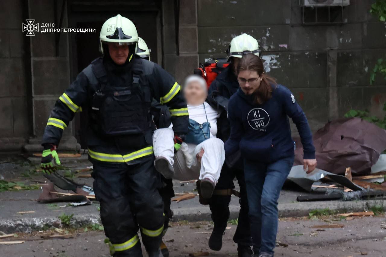 Россия ударила по Днепру, есть прилет в пятиэтажку: есть жертвы, десятки раненых, разбор завалов продолжается. Фото и видео