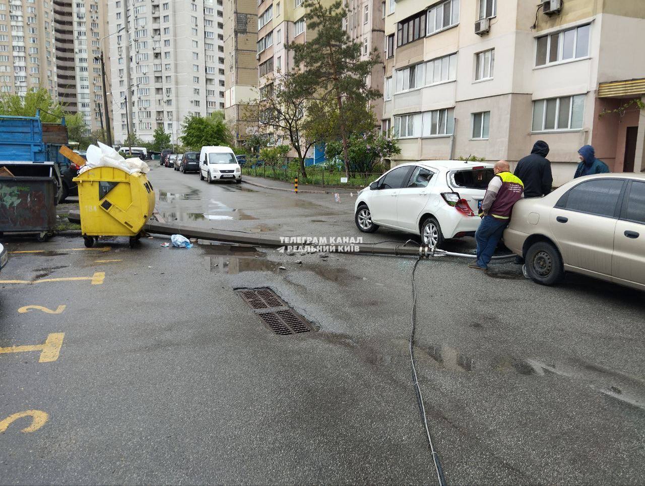 В Киеве трактор задел и повалил бетонный столб: повреждены несколько легковушек. Фото