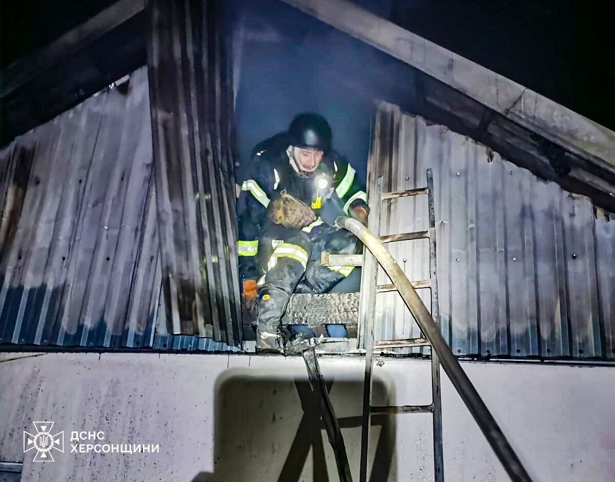 Окупанти вночі вдарили по житлових кварталах Херсона: сталась пожежа, є постраждалий. Фото