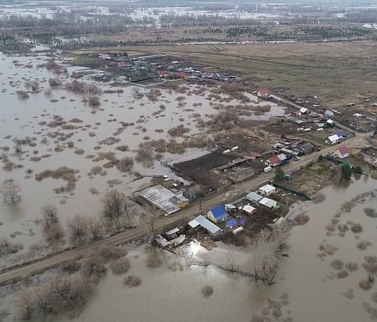 Затоплены несколько микрорайонов: город Курган в РФ продолжает уходить под воду. Фото и видео