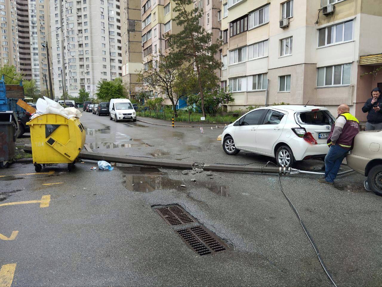 В Киеве трактор задел и повалил бетонный столб: повреждены несколько легковушек. Фото