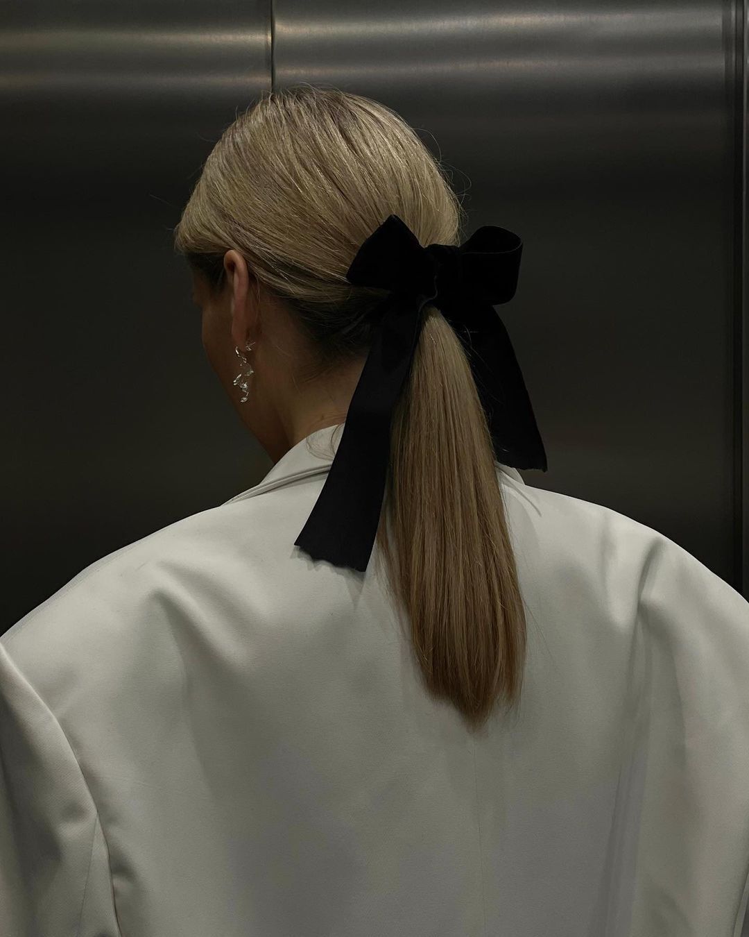 Кінський хвіст, бантики і стрижка "Ореол". Зіркові перукарі назвали найтрендовіші зачіски весни 2024