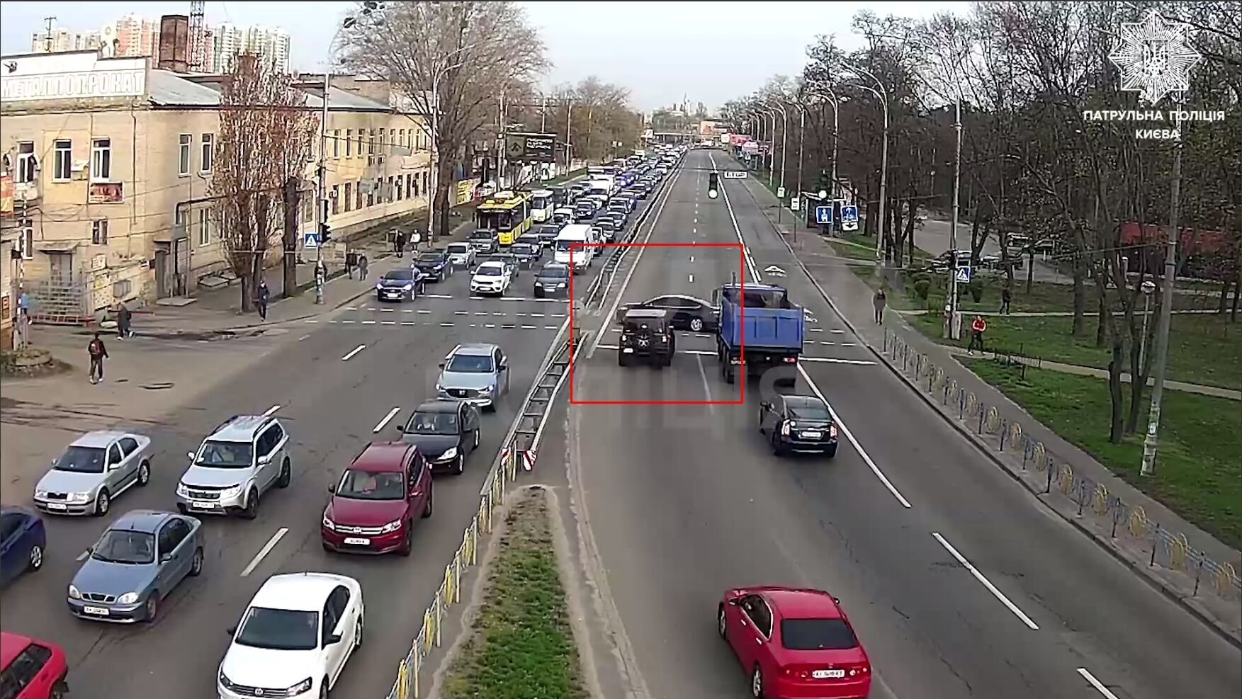 В Киеве камера зафиксировала тройное ДТП: одна из машин перевернулась. Видео