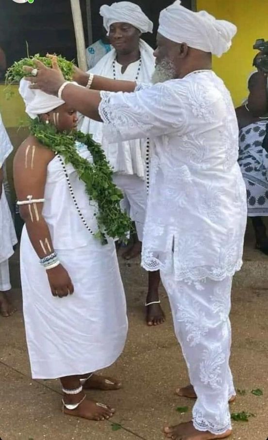 У Гані 63-річний священник одружився з 12-річною дівчиною: чоловік вибрав наречену, коли їй було всього 6. Фото і подробиці