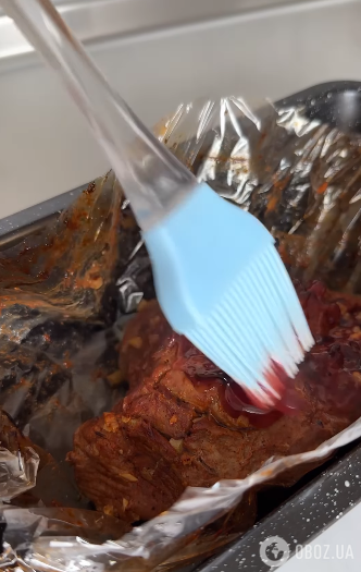 Мясо в соусе из клюквы: легкий рецепт в рукаве