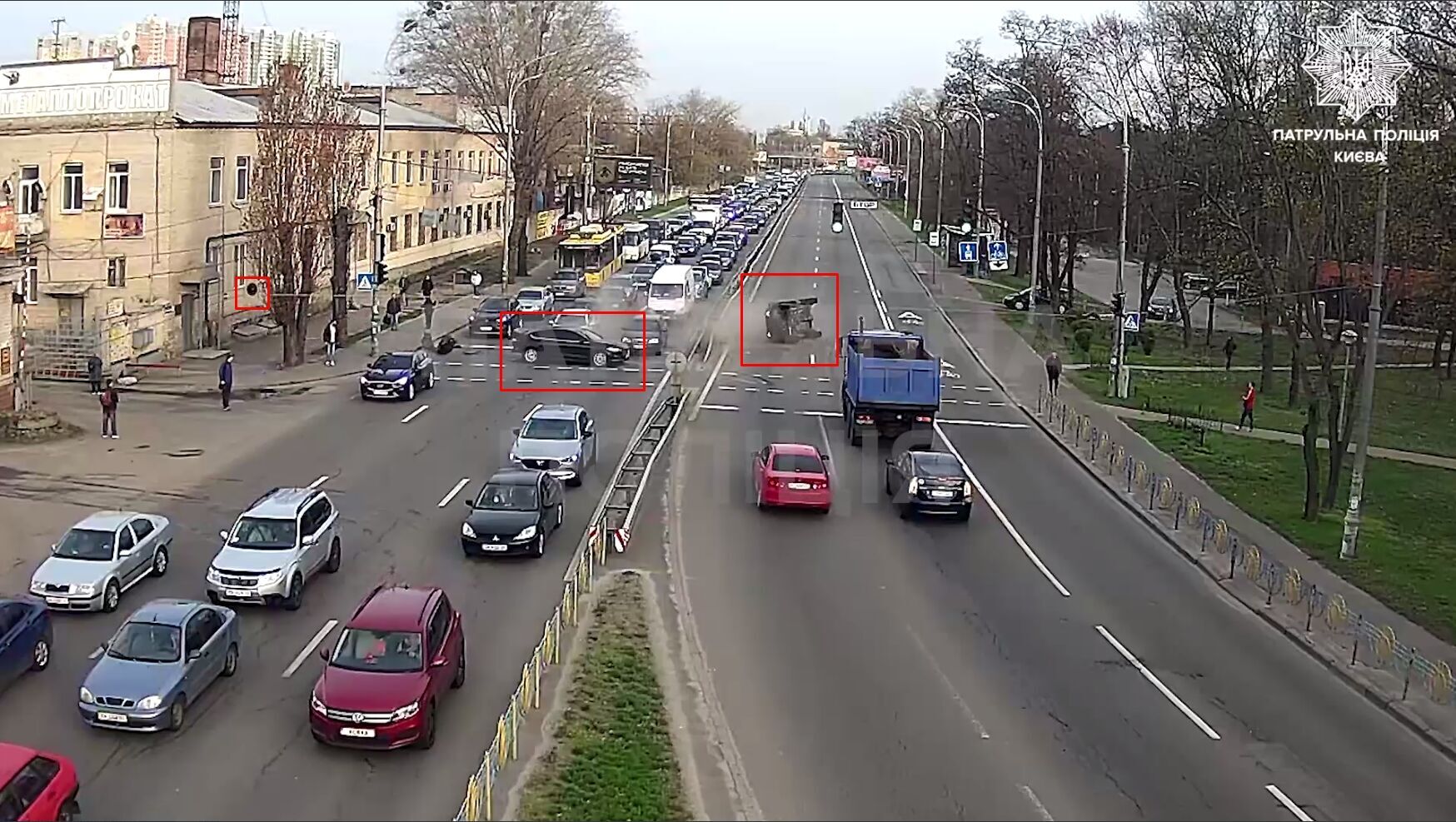 У Києві камера зафіксувала потрійну ДТП: одна з машин перекинулась. Відео