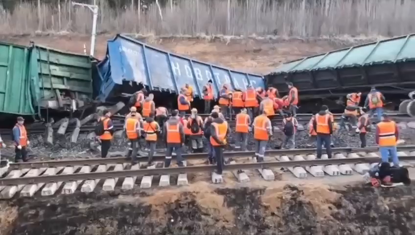 У Московській області зійшли з рейок 10 вантажних залізничних вагонів. Відео