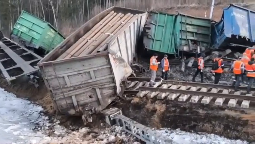 В Московской области сошли с рельсов 10 грузовых железнодорожных вагонов. Видео