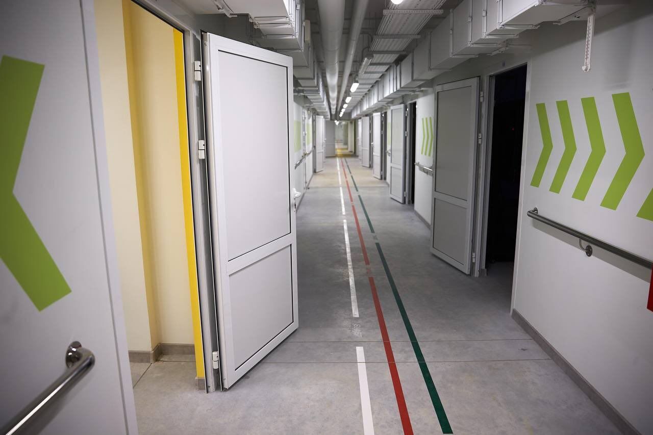 У Харкові збудували першу підземну школу: має 20 класних кімнат і може прийняти 900 учнів у дві зміни. Фото