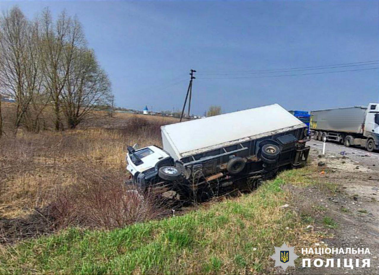 Під Києвом сталась аварія за участі двох вантажівок, є загиблий. Подробиці і фото