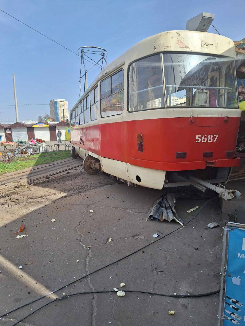 В Киеве на Позняках трамвай сошел с рельс и врезался в МАФы: есть пострадавший. Подробности и фото