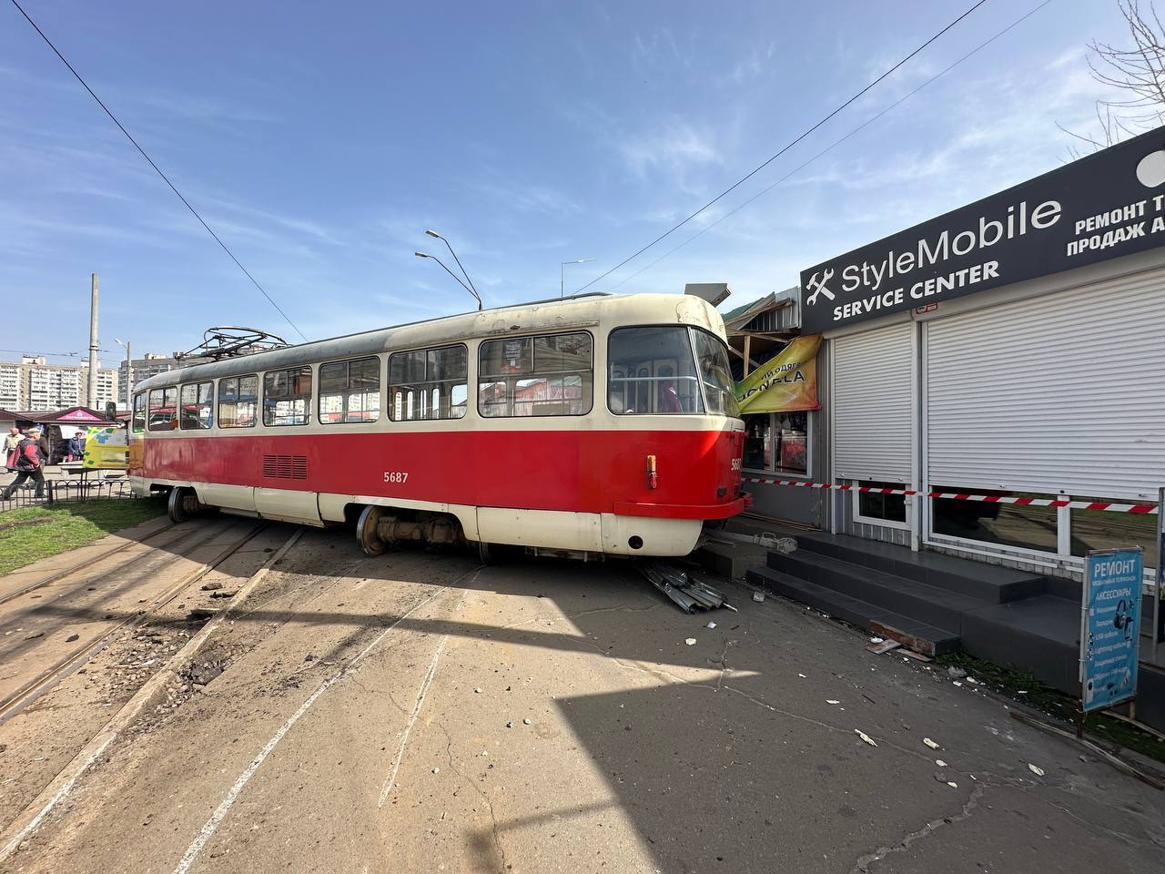 В Киеве на Позняках трамвай сошел с рельс и врезался в МАФы: есть пострадавший. Подробности и фото