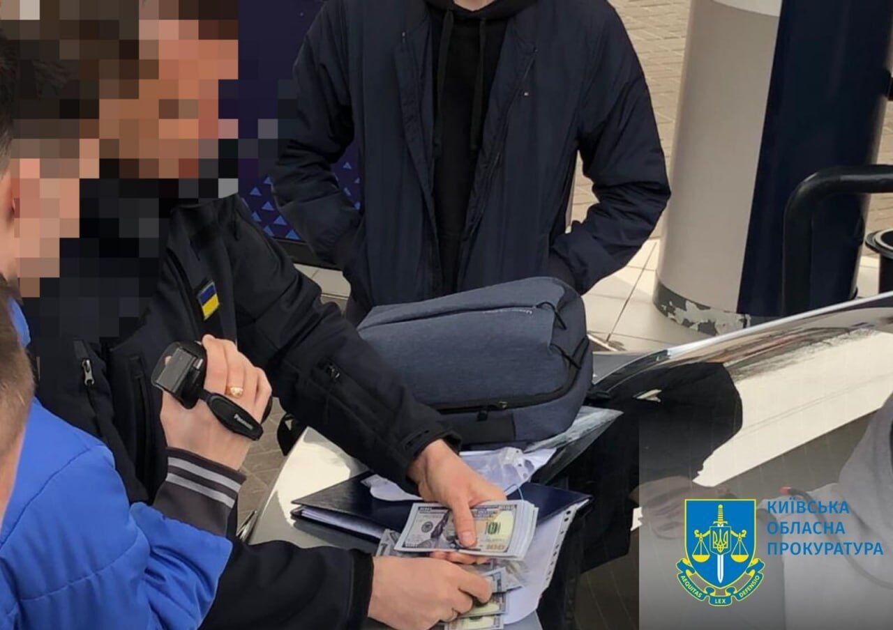 Требовал $15 тыс. за содействие в снятии с военного учета: на Киевщине задержали патрульного полицейского. Фото