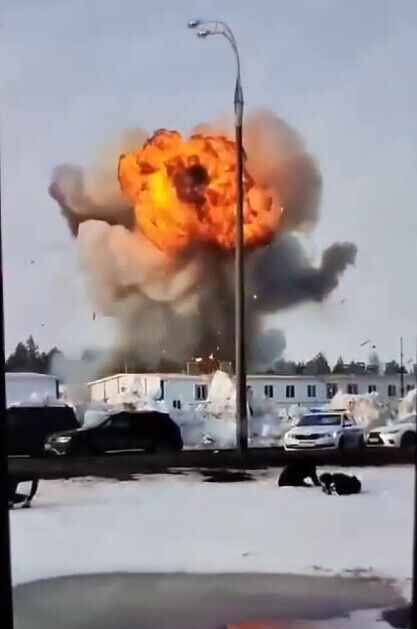 Поднялся огненный "гриб": момент удара дрона по заводу в Татарстане попал на видео