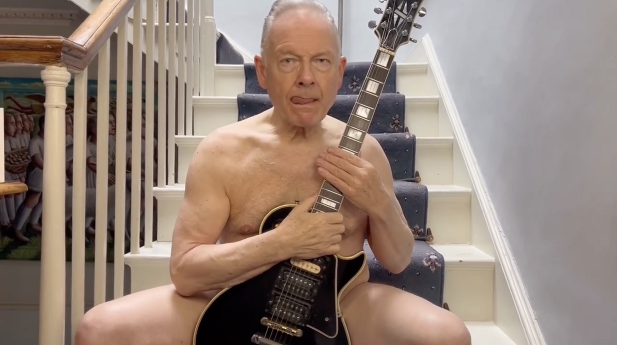77-річний засновник гурту King Crimson збентежив фанів відео, у якому постав повністю голим