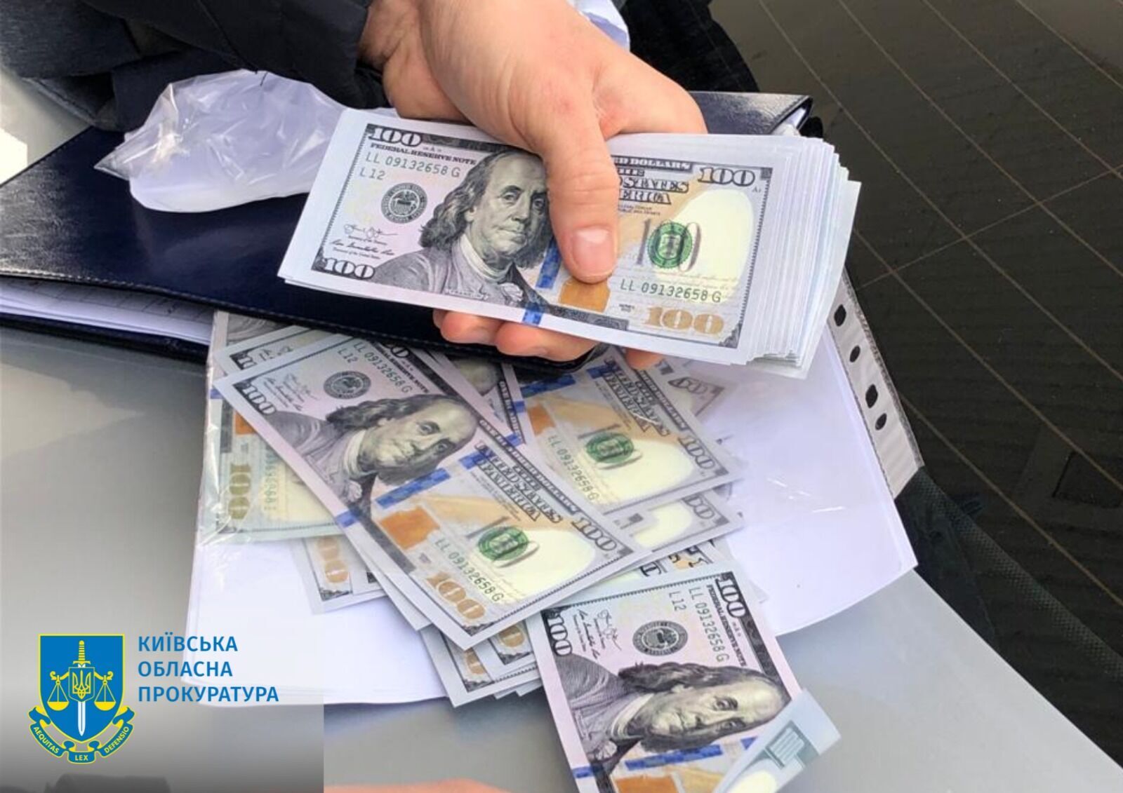 Требовал $15 тыс. за содействие в снятии с военного учета: на Киевщине задержали патрульного полицейского. Фото