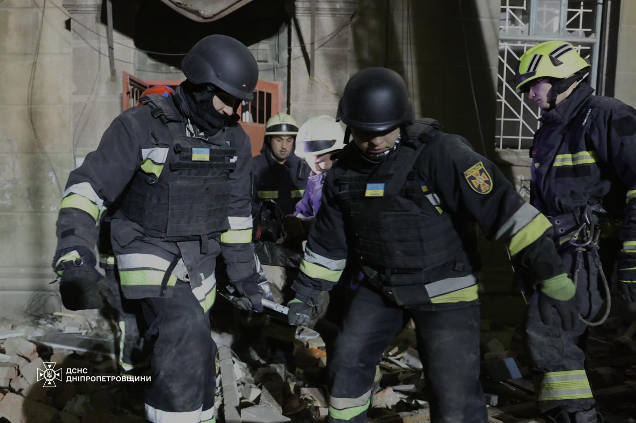 В Днепре завершены аварийно-спасательные работы после удара РФ: из-под завалов деблокировали тело погибшего мужчины