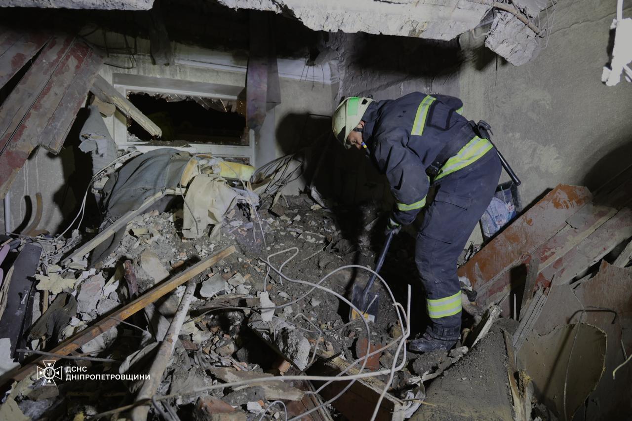 У Дніпрі завершено аварійно-рятувальні роботи після удару РФ: з-під завалів деблокували тіло загиблого чоловіка