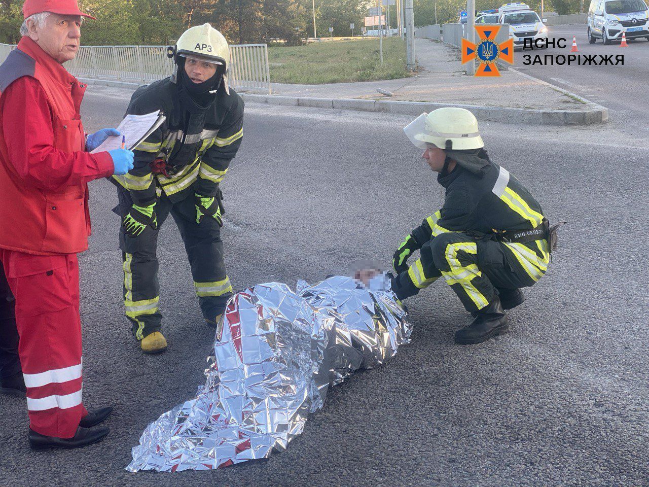В Запорожье в результате ДТП погибли два человека, еще двое пострадали: одна из машин загорелась. Фото