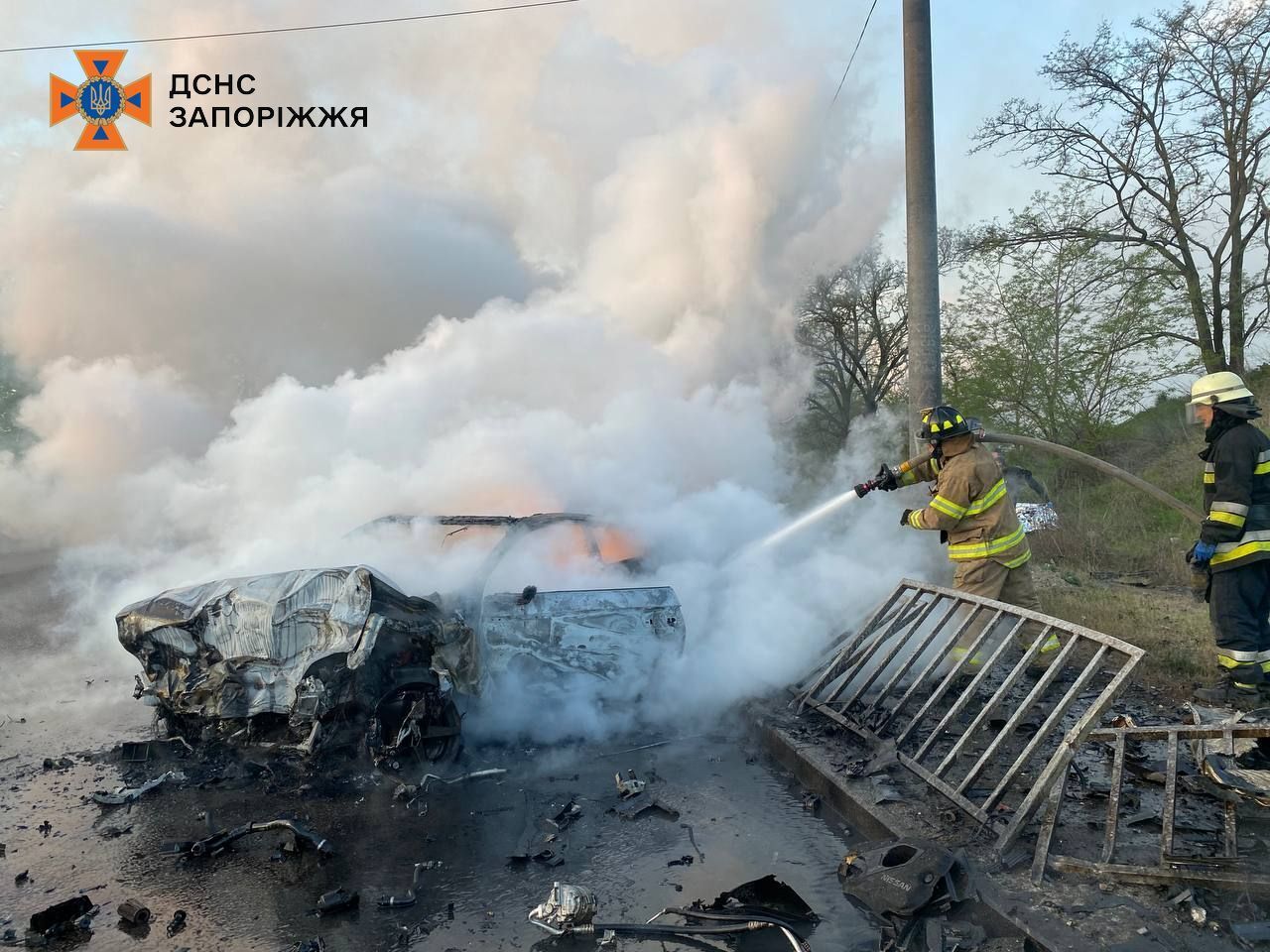 В Запорожье в результате ДТП погибли два человека, еще двое пострадали: одна из машин загорелась. Фото