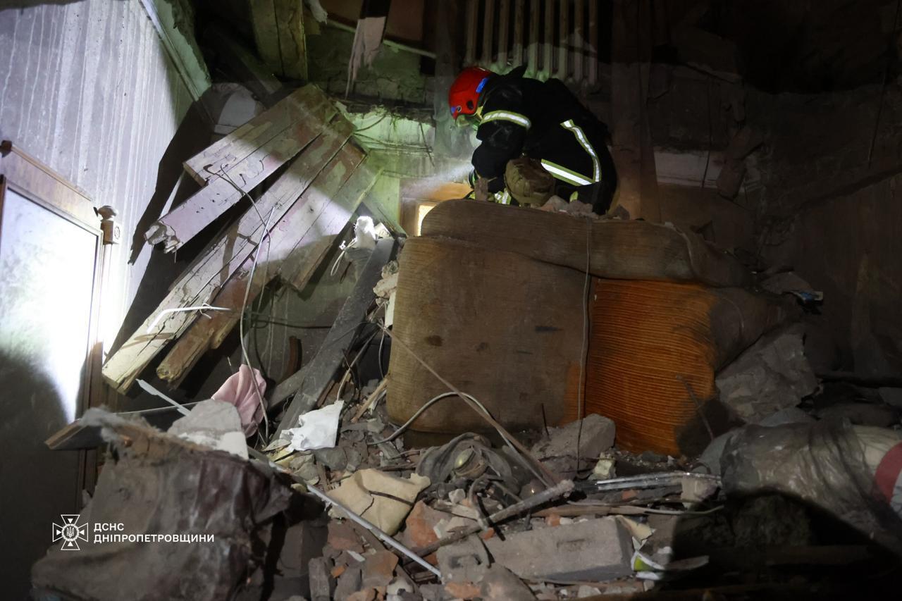 У Дніпрі завершено аварійно-рятувальні роботи після удару РФ: з-під завалів деблокували тіло загиблого чоловіка
