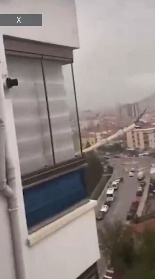 В Турции бушует сильнейший шторм: стихия снесла минарет мечети. Видео