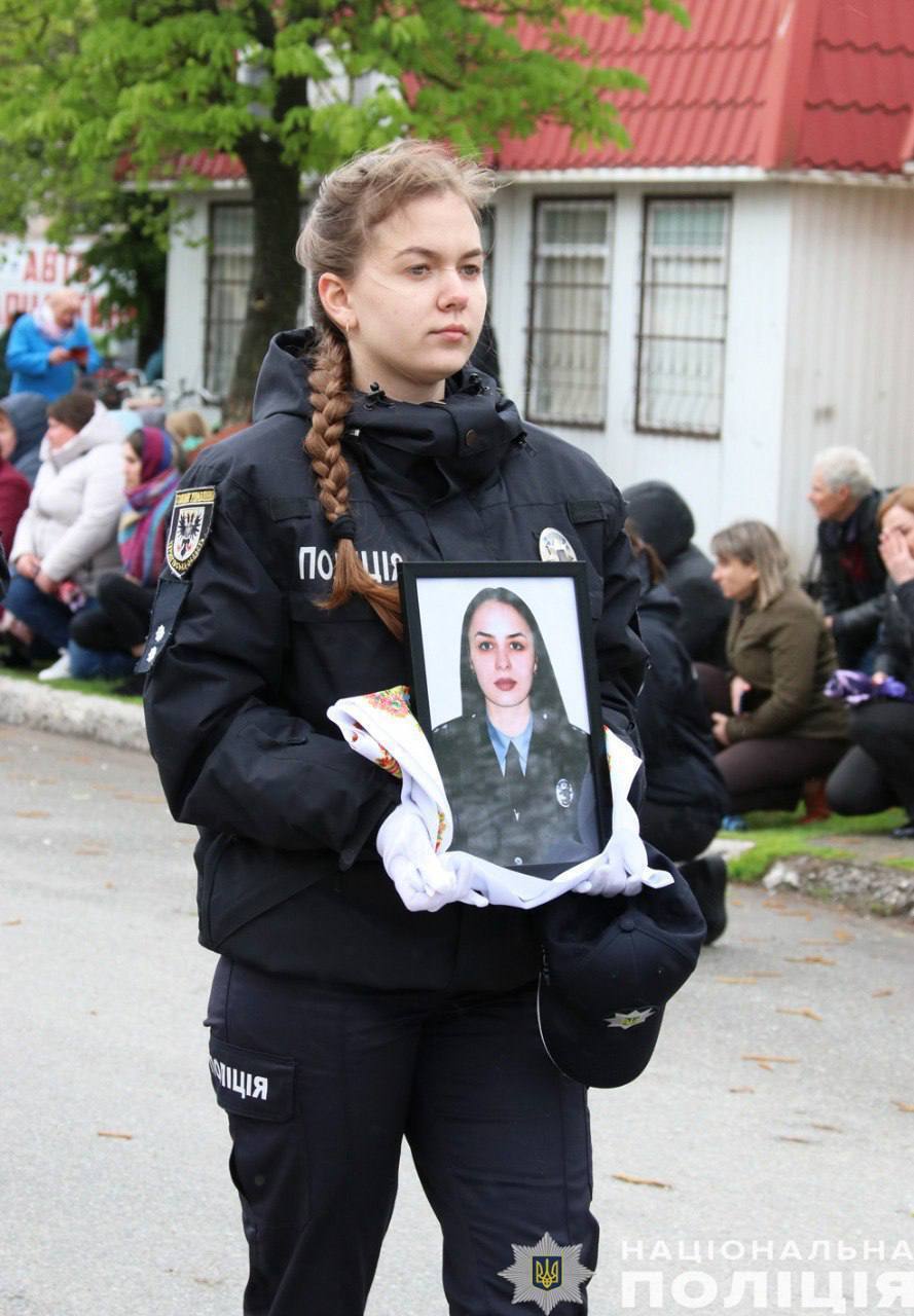 В Черниговской области простились с полицейской Алиной Николаевец, которая погибла в результате ракетного удара РФ. Фото
