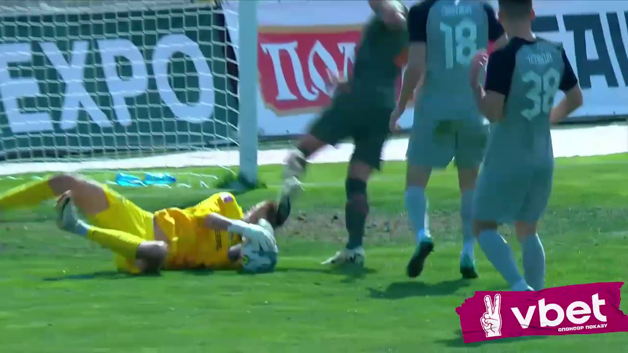 Футболист сборной Украины ударил ногой в голову голкипера и получил наказание. Видео