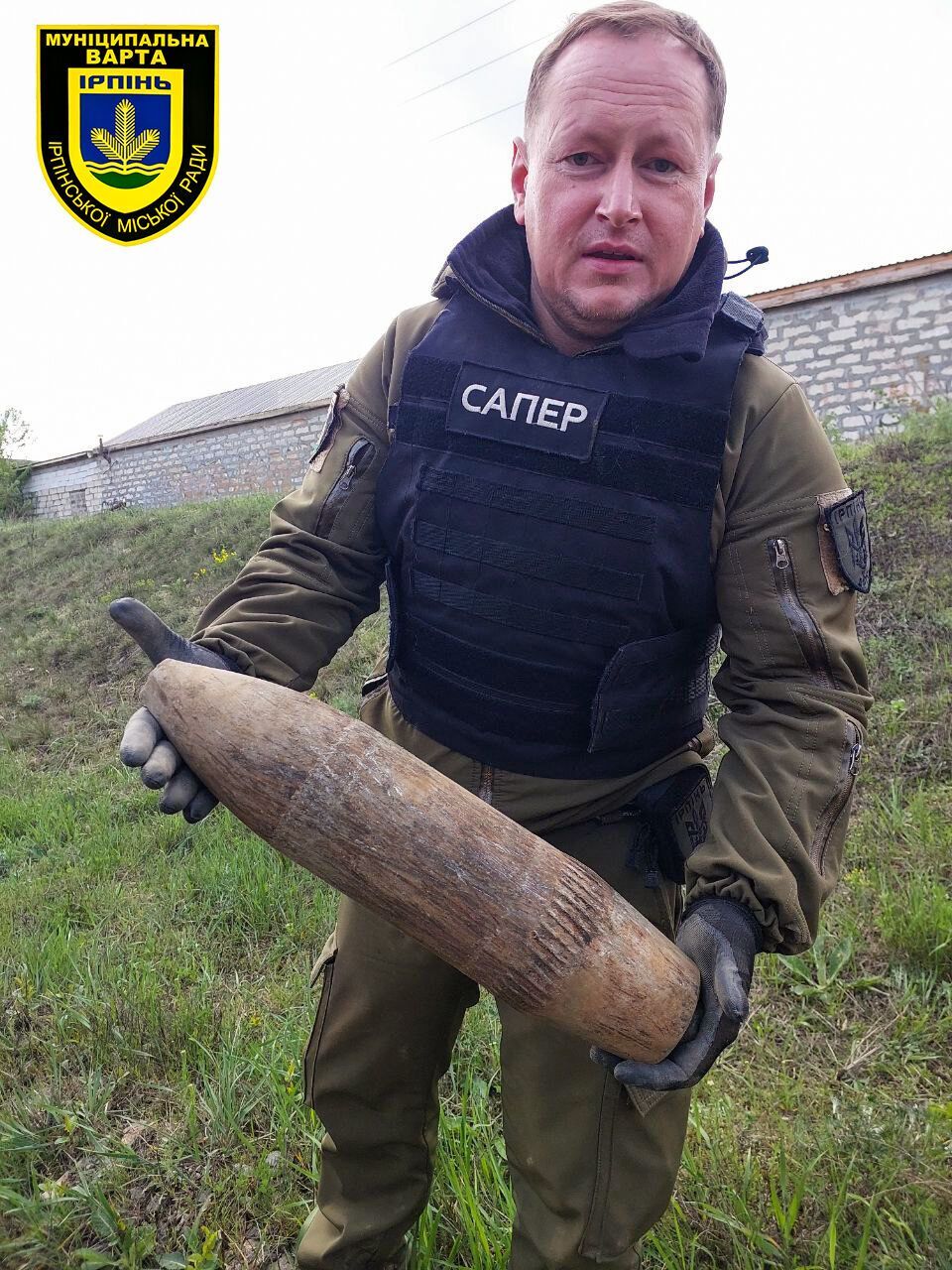 Под Киевом во время ремонтных работ на железной дороге обнаружили 120-мм снаряд к САУ "Нона". Фото и подробности