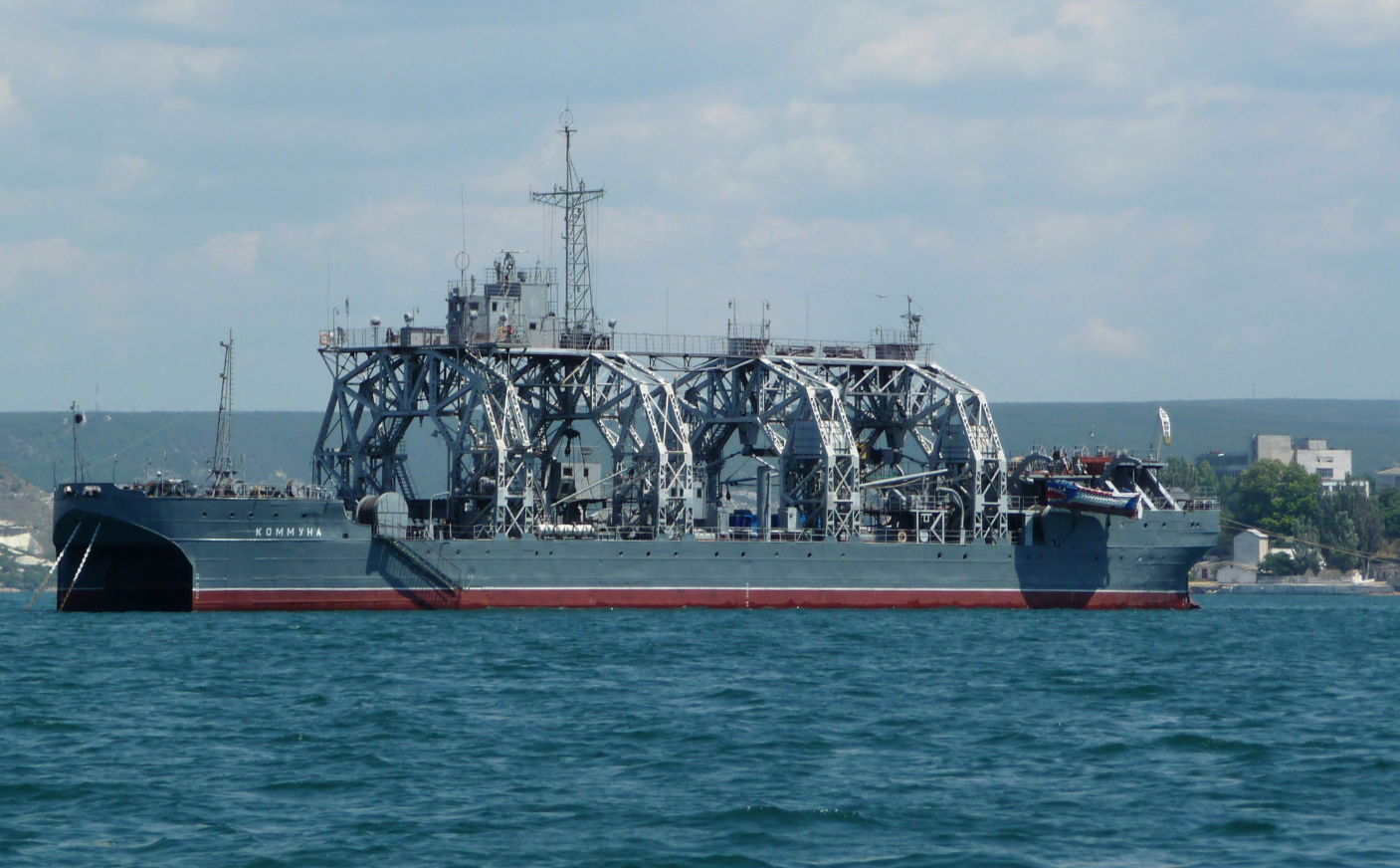 ВСУ поразили в Севастополе 100-летний российский корабль "Коммуна": что о нем известно
