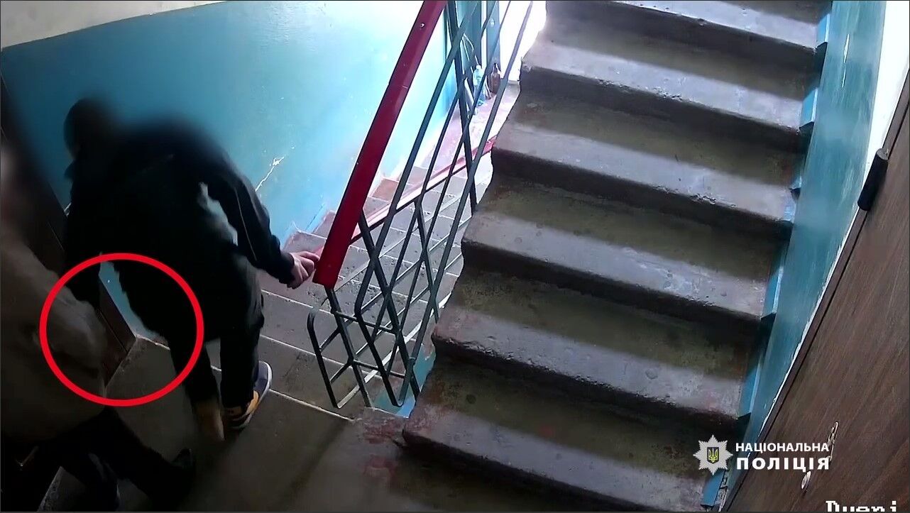 В Киеве рецидивист ограбил 78-летнюю женщину: преступление зафиксировали камеры наблюдения. Видео