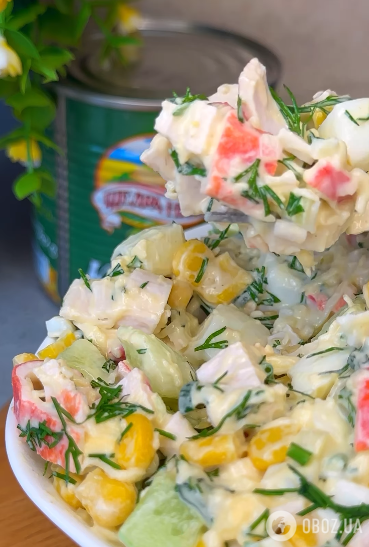 Идеальный салат с крабовыми палочками: весь секрет в заправке